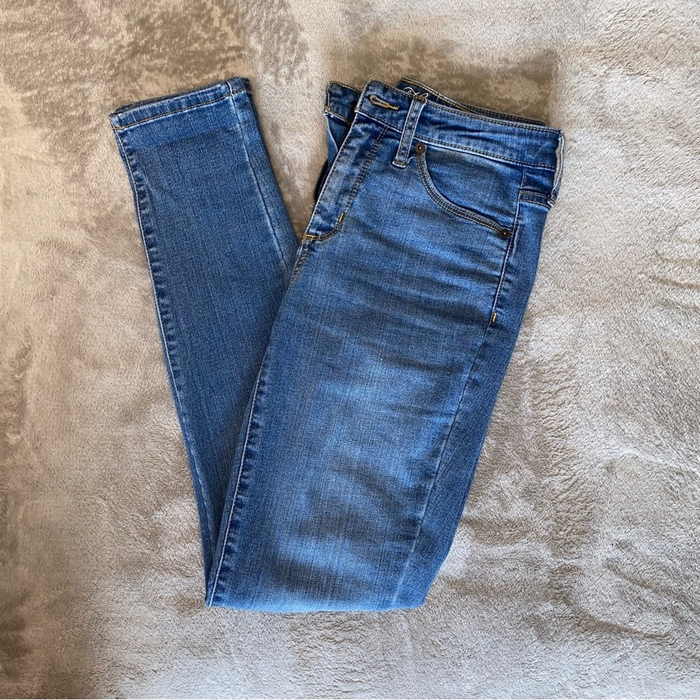 Medium wash skinny jeans